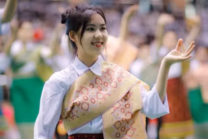 Em Hồ Thị Tươi, học sinh lớp 12C6, Trường Phổ thông DTNT THPT tỉnh Điện Biên.