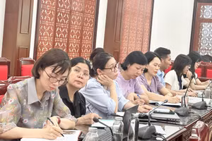 Thầy cô giáo ở xã Yên Bình tập huấn chuyển đổi số.