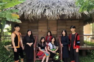 Nữ sinh Lý Bích Nguyện (thứ hai từ trái sang), sinh viên năm hai, Học viện Tài chính cùng các bạn trong trang phục truyền thống.