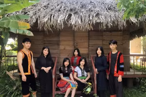 Nữ sinh Lý Bích Nguyện (thứ hai từ trái sang), sinh viên năm hai, Học viện Tài chính cùng các bạn trong trang phục truyền thống.