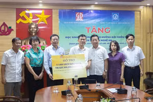 Ông Ngô Văn Hoan – Phó Tổng Giám đốc NXBGDVN trao biển tặng sách cho lãnh đạo Sở GDĐT Nghệ An