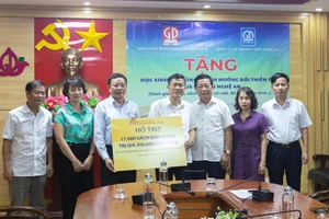 Ông Ngô Văn Hoan – Phó Tổng Giám đốc NXBGDVN trao biển tặng sách cho lãnh đạo Sở GDĐT Nghệ An