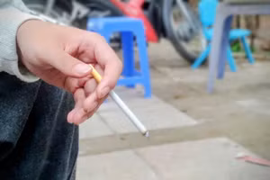 Hiện tượng sinh viên, học sinh sử dụng thuốc lá tại các nơi công cộng. Ảnh Quỳnh Chi.