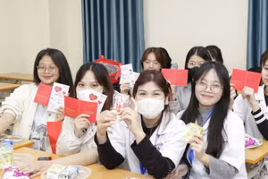 Gần 300 sinh viên và cán bộ, giảng viên nhà trường tham gia, là hoạt động thường niên do Trường Cao đẳng Y Hà Nội tổ chức.