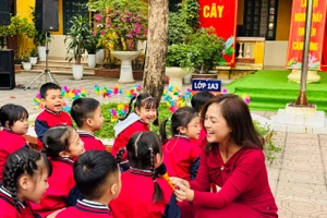 Nghệ sĩ Nguyễn Thu Quỳnh trao đổi cùng học sinh.