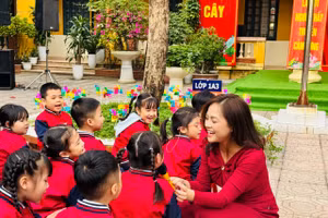 Nghệ sĩ Nguyễn Thu Quỳnh trao đổi cùng học sinh.