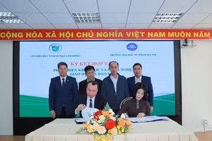 Lãnh đạo các đơn vị chứng kiến lễ Ký kết hợp tác giữa hai đơn vị.