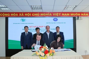 Lãnh đạo các đơn vị chứng kiến lễ Ký kết hợp tác giữa hai đơn vị.