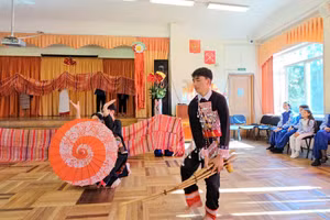 Giàng A Manh, học sinh lớp 12C6, Trường PTDTNT THPT tỉnh Điện Biên biểu diễn khèn Mông.