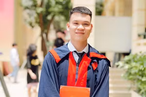 Năm 16 tuổi, Lò Văn Thướng một mình xuống thành phố học tập và bắt đầu cuộc sống tự lập. Ảnh NVCC.