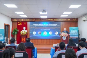 PGS.TS Tô Ngọc Hưng, Hiệu trưởng Trường Đại học Hoà Bình trao đổi tại Hội nghị.