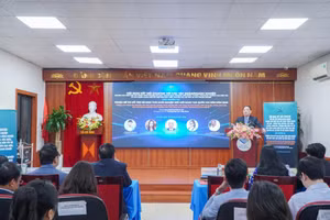 PGS.TS Tô Ngọc Hưng, Hiệu trưởng Trường Đại học Hoà Bình trao đổi tại Hội nghị.