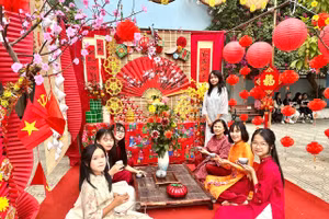 Không gian Tết được thầy, phụ huynh và trò học nhà trường bài trí tại các gian trại. Ảnh Ngô Chuyên.