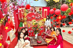 Không gian Tết được thầy, phụ huynh và trò học nhà trường bài trí tại các gian trại. Ảnh Ngô Chuyên.