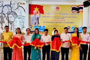 Cắt băng khánh thành Tủ sách Tiếng Việt phục vụ cộng đồng ở tỉnh Udon Thani (Thái Lan).