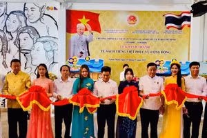 Cắt băng khánh thành Tủ sách Tiếng Việt phục vụ cộng đồng ở tỉnh Udon Thani (Thái Lan).
