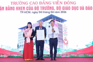 Thứ trưởng Bộ GD&ĐT Lê Quân (ngoài cùng bên phải) trao bằng khen của Bộ trưởng Bộ GD&ĐT.