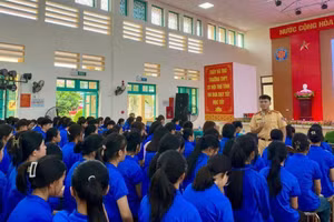 Học sinh Trường THPT DTNT tỉnh Lạng Sơn trong giờ học tuyên truyền công tác phòng chống thuốc lá và các tệ nạn xã hội. Ảnh NTCC.