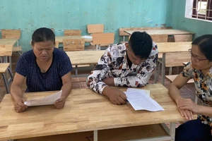 Học viên lớp xoá mù chữ ở Lạng Sơn.