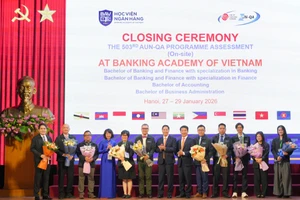 Ban lãnh đạo nhà trường tặng hoa đoàn đánh giá.