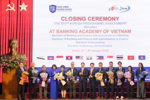 Ban lãnh đạo nhà trường tặng hoa đoàn đánh giá.