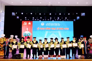 Lãnh đạo Đại học Kinh tế Quốc dân trao bằng tốt nghiệp.