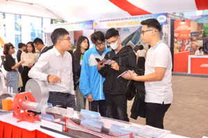 Sinh viên được tham quan, trải nghiệm để nghe giới thiệu về các công nghệ của Tập đoàn Xây dựng Minh Đức.