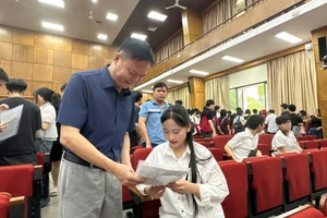 PGS.TS Nguyễn Phong Điền – Phó Giám đốc Đại học Bách khoa Hà Nội trao đổi cùng thí sinh xét tuyển tài năng. Ảnh Ngô Chuyên.