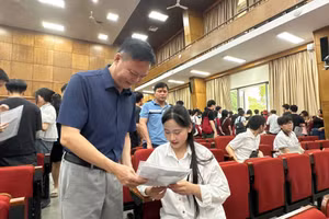 PGS.TS Nguyễn Phong Điền – Phó Giám đốc Đại học Bách khoa Hà Nội trao đổi cùng thí sinh xét tuyển tài năng. Ảnh Ngô Chuyên.