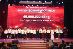 Tân sinh viên được trao học bổng.
