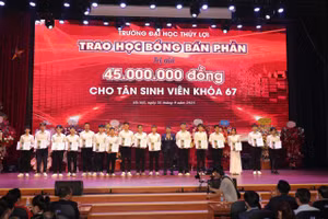 Tân sinh viên được trao học bổng.