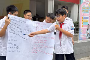 Học sinh Trường THCS Long Biên (phường Long Biên, Hà Nội) tham gia các hoạt động ngoại khoá về phòng, chống bạo lực học đường.