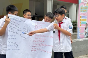 Học sinh Trường THCS Long Biên (phường Long Biên, Hà Nội) tham gia các hoạt động ngoại khoá về phòng, chống bạo lực học đường.