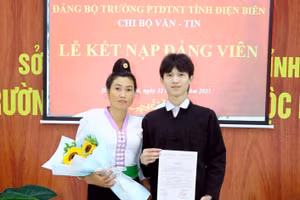 Điêu Chính Hà được kết nạp Đảng ở tuổi 18.