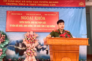 Trường THCS và THPT Thượng Lâm mời công an về giáo dục tuyên truyền.