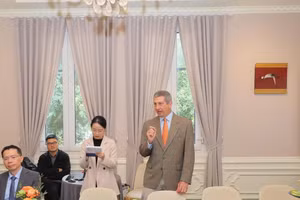 Giáo sư Danh dự Andrew K. Rose, Hiệu trưởng Trường Kinh doanh thuộc Đại học Quốc gia Singapore (NUS Business School) chia sẻ tại buổi thảo luận.