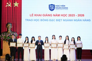 Phó Thống đốc Ngân hàng Nhà nước Việt Nam Nguyễn Ngọc Cảnh trao học bổng đặc biệt Ngành Ngân hàng cho các sinh viên có thành tích xuất sắc trong học tập và rèn luyện.