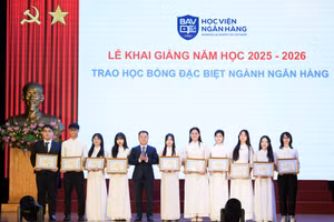 Phó Thống đốc Ngân hàng Nhà nước Việt Nam Nguyễn Ngọc Cảnh trao học bổng đặc biệt Ngành Ngân hàng cho các sinh viên có thành tích xuất sắc trong học tập và rèn luyện.