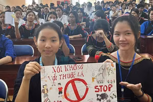 Học sinh Trường PTDTNT THPT N’ Trang Lơng (Đắk Lắk) tuyên truyền PCTH thuốc lá.