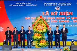 Đồng chí Mai Sơn – Phó Chủ tịch Thường trực UBND tỉnh Bắc Ninh tặng hoa chúc mừng.