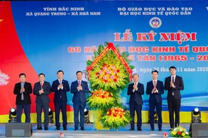 Đồng chí Mai Sơn – Phó Chủ tịch Thường trực UBND tỉnh Bắc Ninh tặng hoa chúc mừng.