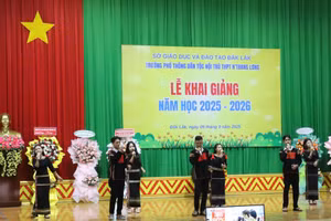 Học sinh Trường PTDTNT THPT N’Trang Lơng (Đắk Lắk) tự tin mặc trang phục văn hoá dân tộc vào các ngày lễ lớn tại trường.