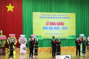 Học sinh Trường PTDTNT THPT N’Trang Lơng (Đắk Lắk) tự tin mặc trang phục văn hoá dân tộc vào các ngày lễ lớn tại trường.