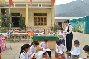 Một tiết học ngoại khoá của cô Niệm và học trò. Ảnh NVCC.