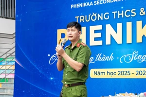 Trường THCS & THPT Phenikaa mời công an về chia sẻ về tác hại của thuốc lá, thuốc lá điện tử cùng học trò. Ảnh NTCC.