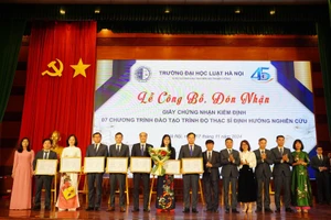 Lãnh đạo Nhà trường nhận các quyết định về công nhận 07 chương trình đào tạo thạc sĩ của Trường Đại học Luật Hà Nội.