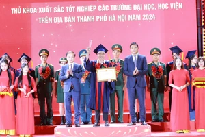 Hà Huy Công trong Lễ tuyên dương thủ khoa xuất sắc tốt nghiệp các trường Đại học, Học viện trên địa bàn thành phố Hà Nội năm 2024. Ảnh NVCC.