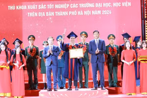 Hà Huy Công trong Lễ tuyên dương thủ khoa xuất sắc tốt nghiệp các trường Đại học, Học viện trên địa bàn thành phố Hà Nội năm 2024. Ảnh NVCC.