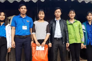 Thầy Vì Văn Chuẩn (thứ hai từ trái sang) trong một hoạt động thiện nguyện hỗ trợ các em học sinh. (Ảnh: NVCC)