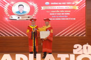 GS.TS Nguyễn Trung Việt, Hiệu trưởng Trường ĐH Thủy Lợi trao bằng tiến sĩ.